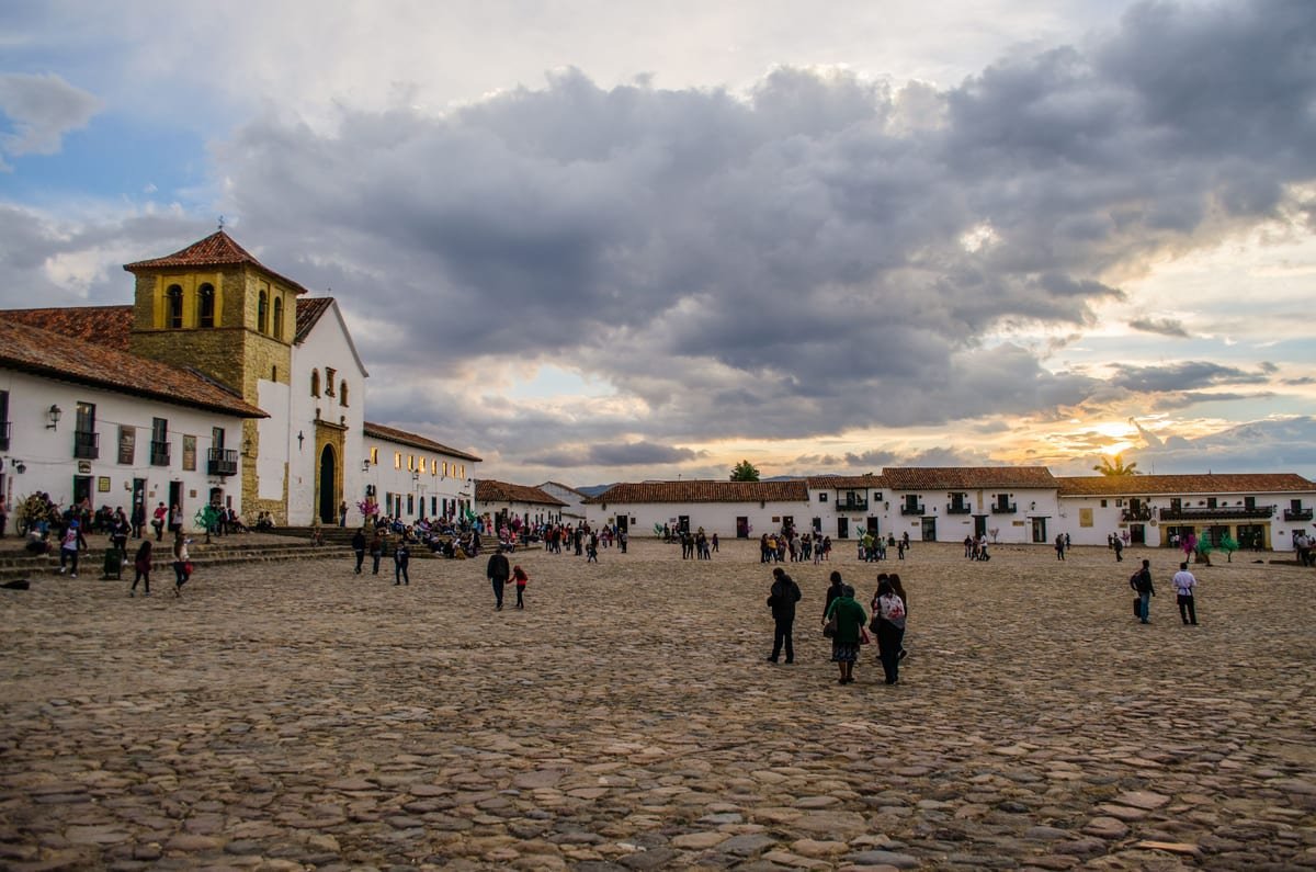 Plaza empedrada de Villa de Leyva, Boyacá, plan desde Medellín
