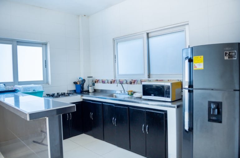 Villa Antonella en Coveñas — cocina equipada con nevera y microondas