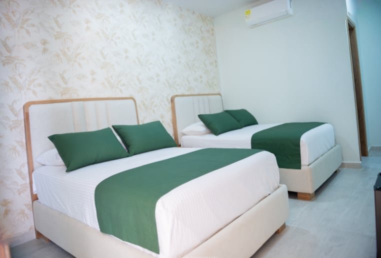 Villa Antonella en Coveñas — habitación con cama doble y cama sencilla
