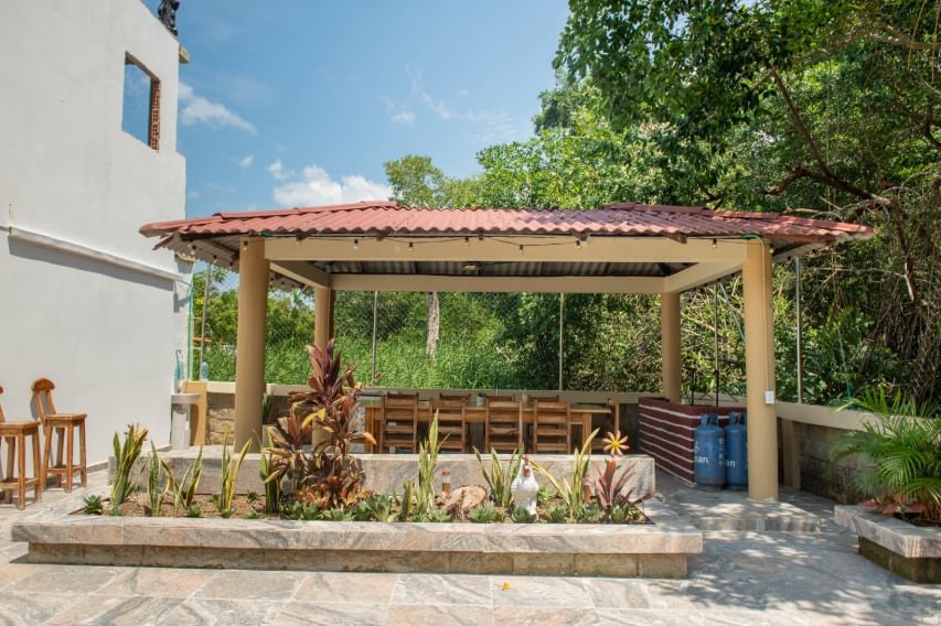 Villa Antonella en Coveñas — kiosco entre zonas verdes