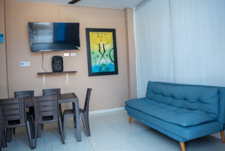 Villa Antonella en Coveñas — sala y comedor con sofá azul y televisor