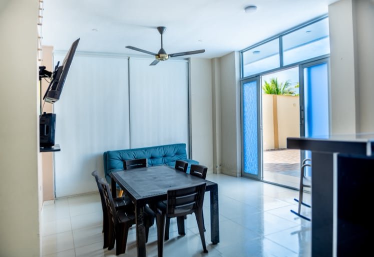 Villa Antonella en Coveñas — sala y comedor con ventilador de techo