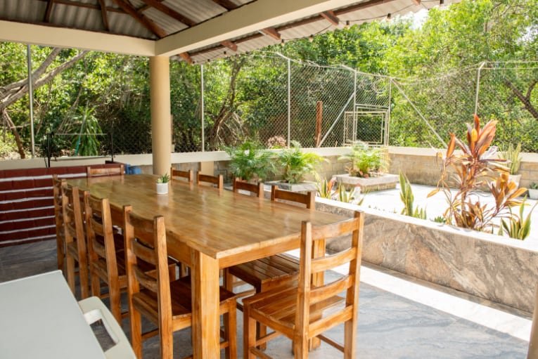 Villa Antonella en Coveñas — terraza con mesa de madera para el grupo